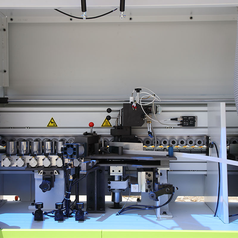 Daily maintenance of the edge banding machine